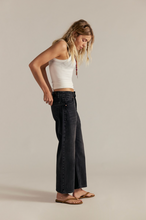 Load image into Gallery viewer, DEEP TRANCE DROPPED BF DENIM // FREE PEOPLE
