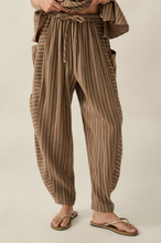Load image into Gallery viewer, CRINKLE COTTON BARREL PANTS

