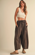 Load image into Gallery viewer, MARI RELAXED FIT CROPPED PANTS
