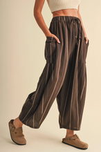 Load image into Gallery viewer, MARI RELAXED FIT CROPPED PANTS
