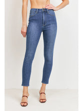 Load image into Gallery viewer, CLASSIC SKINNY JEANS
